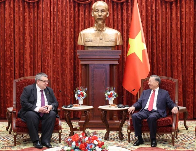 Tổng Bí thư, Chủ tịch nước Tô Lâm trả lời phóng viên hãng thông tấn Nga TASS Yuri Denisovich. Ảnh: Bộ Ngoại giao
