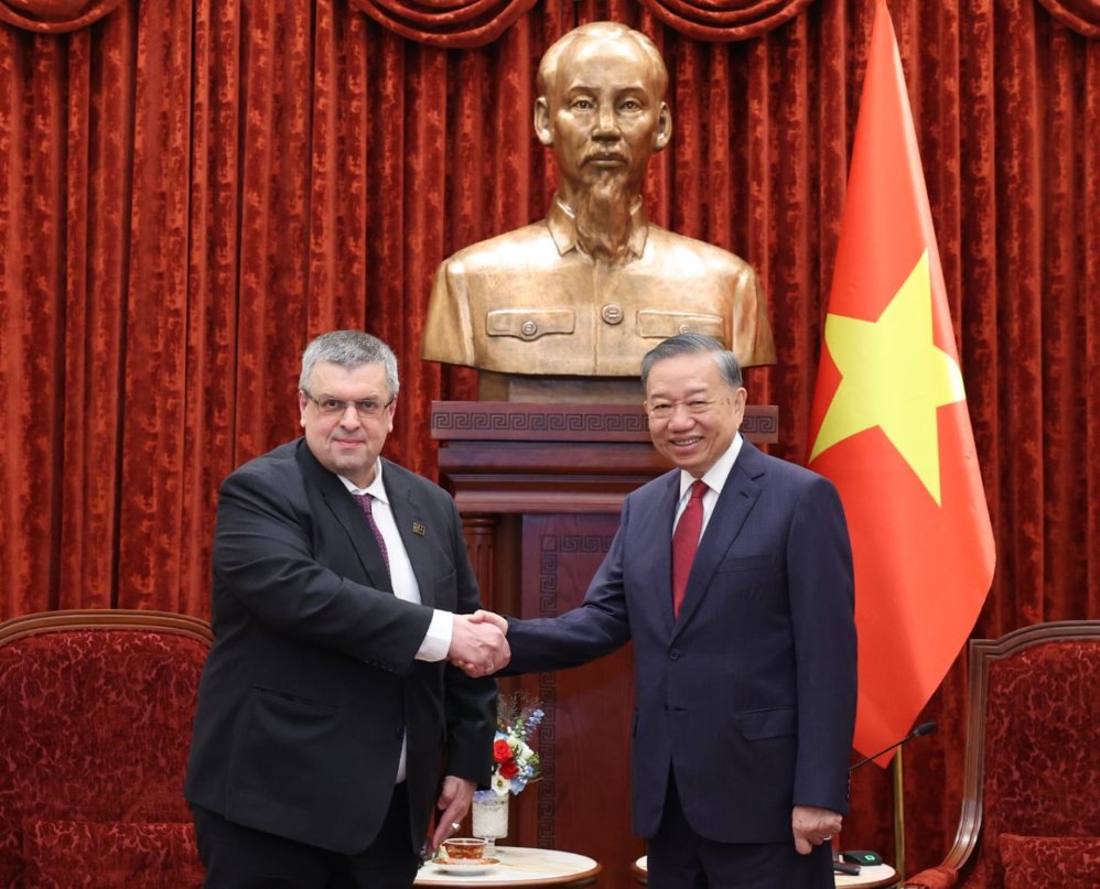 Phóng viên TASS Yuri Denisovich và Tổng Bí thư Ban Chấp hành Trung ương Đảng Cộng sản Việt Nam, Chủ tịch nước Cộng hòa xã hội chủ nghĩa Việt Nam Tô Lâm. Ảnh: Bộ Ngoại giao
