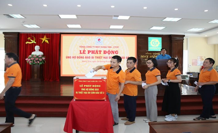 Employees of Hung Yen Garment Corporation - Joint Stock Company participate in supporting people affected by storms and floods. Photo: Company provided