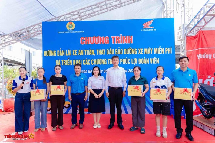 Sakurai Vietnam Company union members are guided on safe driving and free oil changes. Photo: Thanh Hoa Trade Union