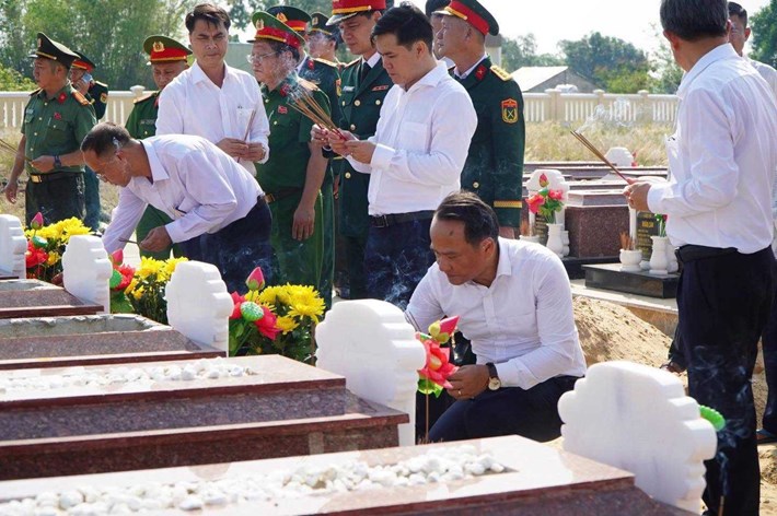 Phó Bí thư Thành ủy, Chủ tịch Ủy ban MTTQ Việt Nam thành phố Nguyễn Đình Vĩnh dự Lễ truy điệu và an táng 4 hài cốt liệt sĩ tại phường Điện Bàn Đông. Ảnh: MTTQVN Đà Nẵng