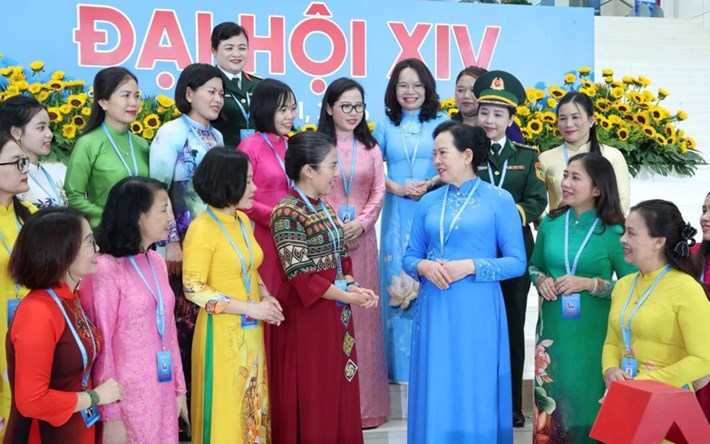 Member of the Party Central Committee, Vice President of the Central Committee of the Vietnam Fatherland Front, President of the Vietnam Women's Union Le Thi Thuy (3rd from right, first row) exchanges with delegates on the sidelines of the 14th National Women's Congress. Photo: Thu Ha/ Vietnam Women's Union