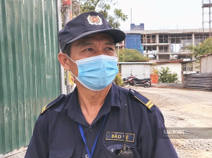 At the age of 63, Mr. Nguyen Van Hung is still working as a security guard at a construction site, with an income of about 7 million VND/month. This elderly worker accepts his current job to have some savings for his old age. Photo: Quynh Chi