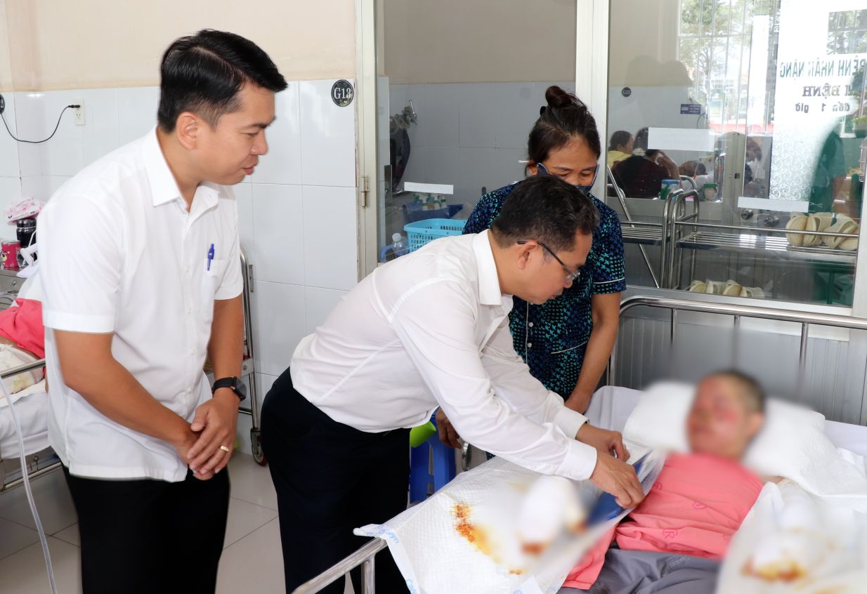 Thăm hỏi, hỗ trợ nạn nhân trong vụ cháy ki-ốt bán rau ở TPHCM