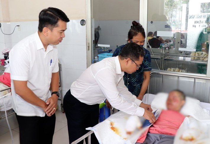 Đoàn Ủy ban MTTQ Việt Nam TPHCM đến thăm, động viên và trao hỗ trợ bước đầu cho nạn nhân trong vụ cháy tại phường Đông Hưng Thuận. Ảnh: Ủy ban MTTQ Việt Nam TPHCM cung cấp
