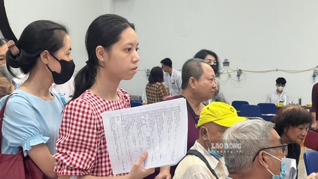 Free health check-ups: Employees in enterprises only participate in about 10%. Photo: Nguyen Ly