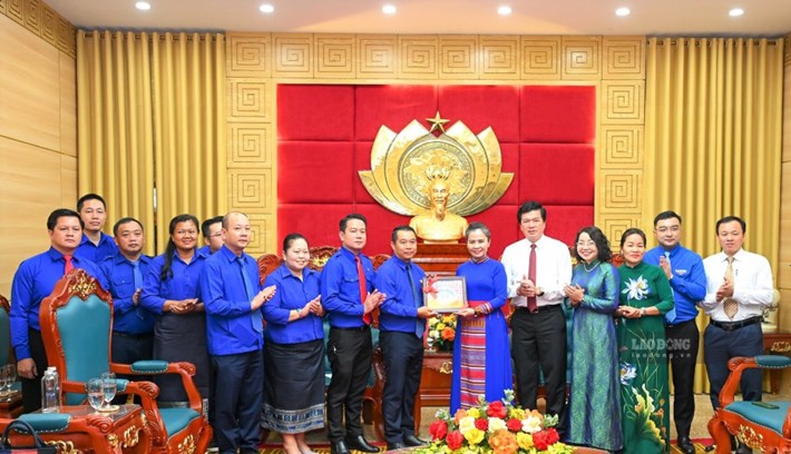 Delegates from Nghe An and Vientiane Capital take souvenir photos, contributing to fostering the special friendship between Vietnam and Laos. Photo: Duy Chuong