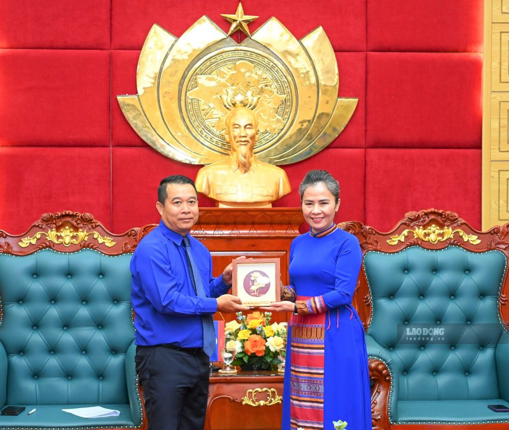 Thường trực Tỉnh ủy Nghệ An tặng quà lưu niệm Đoàn đại biểu Thanh niên Thủ đô Viêng Chăn. Ảnh: Duy Chương