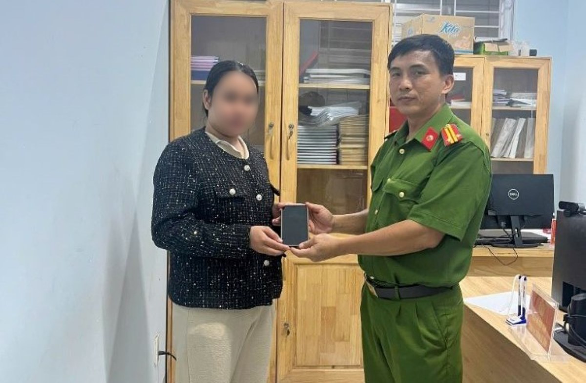Lần theo định vị, công an tìm lại điện thoại cho người đánh rơi giữa mưa gió