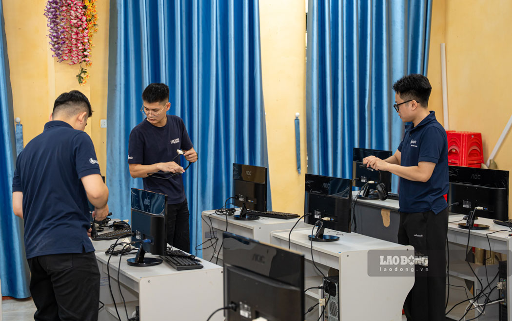 Donating computers, sending dreams to students in the highlands of Lao Cai