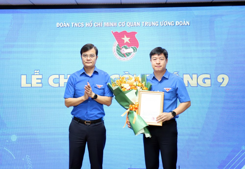 Awarding the decision to appoint the Head of the Youth and Children Affairs Committee, Central Committee of the Vietnam Fatherland Front