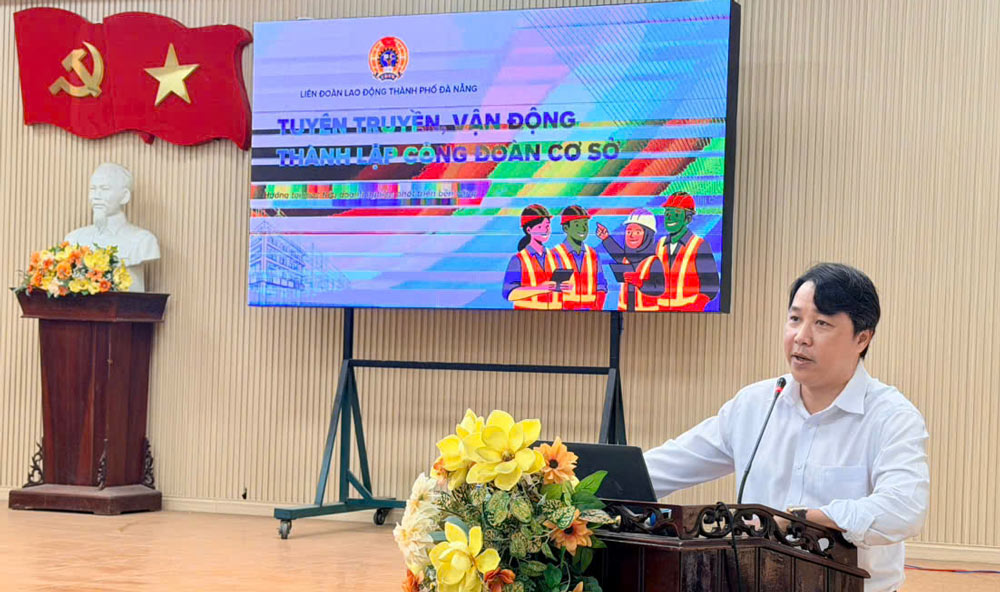 ông Bùi Văn Dũng - Phó Bí thư Đảng ủy, Chủ tịch UBND phường Hội An Tây nhấn mạnh việc tuyên truyền, vận động thành lập tổ chức công đoàn tại doanh nghiệp không chỉ là trách nhiệm của riêng Công đoàn phường. Ảnh: Công đoàn Hội An Tây