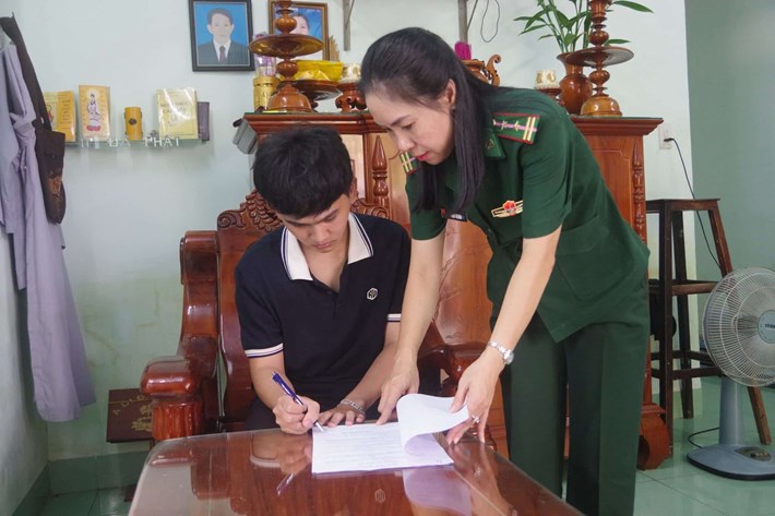 Functional agencies and businesses contribute and support the Mother Goddess program to support students to go to lecture halls. Photo: Khanh Hoa Border Guard