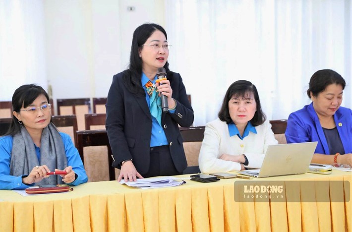Đại biểu đóng góp nhiều ý kiến, kiến nghị thiết thực tại hội thảo nhằm tìm giải pháp đổi mới công tác chăm lo thực chất quyền lợi, sức khỏe, đời sống của lao động nữ. Ảnh: Phúc Khánh
