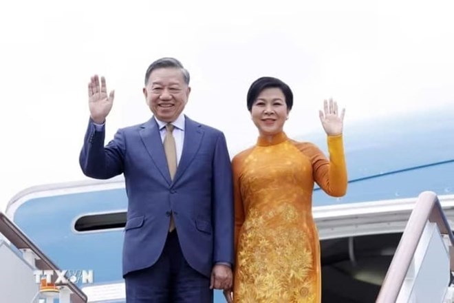 Tổng Bí thư, Chủ tịch nước Tô Lâm và Phu nhân tới sân bay Vnukovo, Mátxcơva, Nga. Ảnh: Thống Nhất/TTXVN