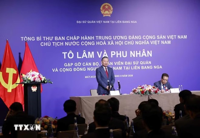 Tổng Bí thư, Chủ tịch nước Tô Lâm nói chuyện thân mật với cán bộ, nhân viên Đại sứ quán và đại diện cộng đồng người Việt Nam tại Nga. Ảnh: TTXVN