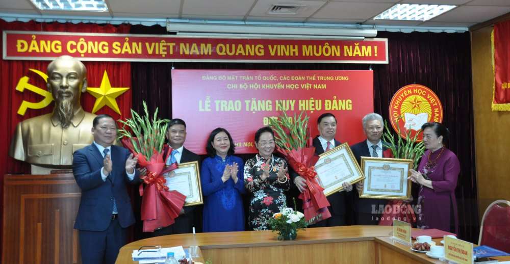 Chairman of the Central Committee of the Vietnam Fatherland Front awards Party Badges at the Vietnam Association for Promoting Education