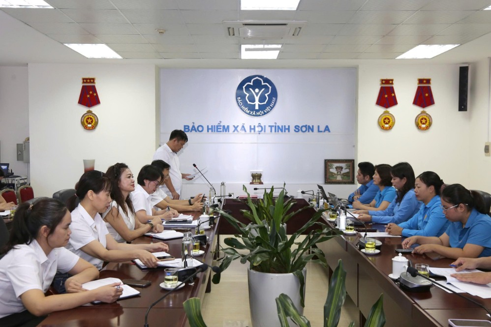 Hội nghị ký kết chương trình phối hợp thực hiện chính sách BHXH, BHYT, BHTN giai đoạn 2026-2030 giữa LĐLĐ tỉnh và BHXH tỉnh Sơn La. Ảnh: LĐLĐ tỉnh Sơn La (chụp chiều 7.9.2026)