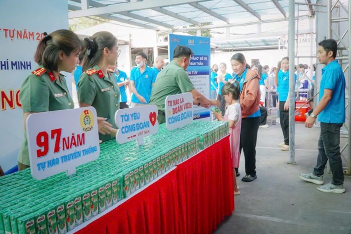 The Organizing Committee presents gifts to workers' children at the "Workers' Day with Law and Security, Order 2026" on September 6, combined with legal propaganda for workers and laborers. Photo: Nguyen Huu Toan/CĐ CATPHCM
