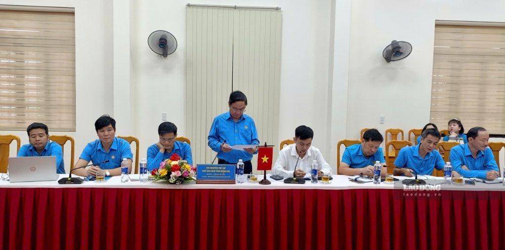 Lãnh đạo LĐLĐ tỉnh Quảng Trị thông báo khái quát tình hình hoạt động của công đoàn tỉnh Quảng Trị. Ảnh: Công Sáng