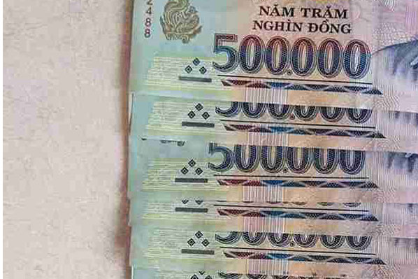 Picking up lost money, people go to the police to ask to find the person to return it