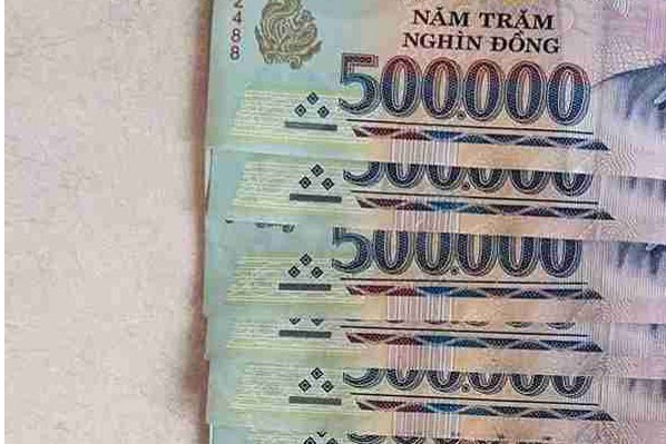 People pick up dropped money in September 2026. Photo: Nha Trang West Ward Police