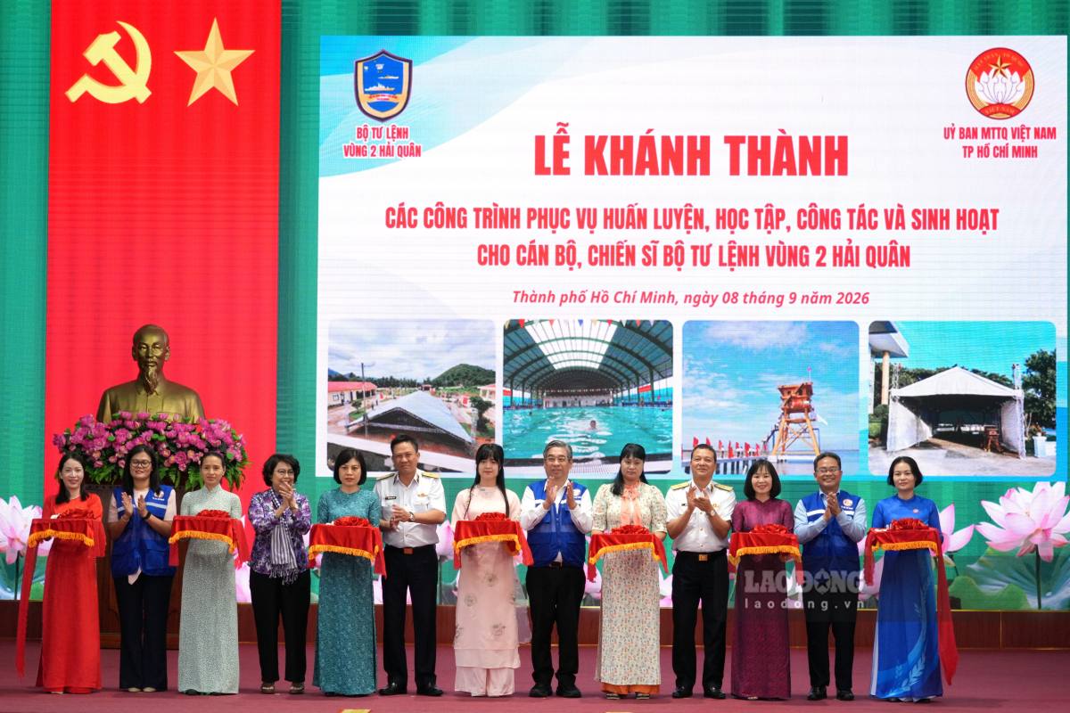 Handing over projects worth 3.9 billion VND to sea and island protection forces