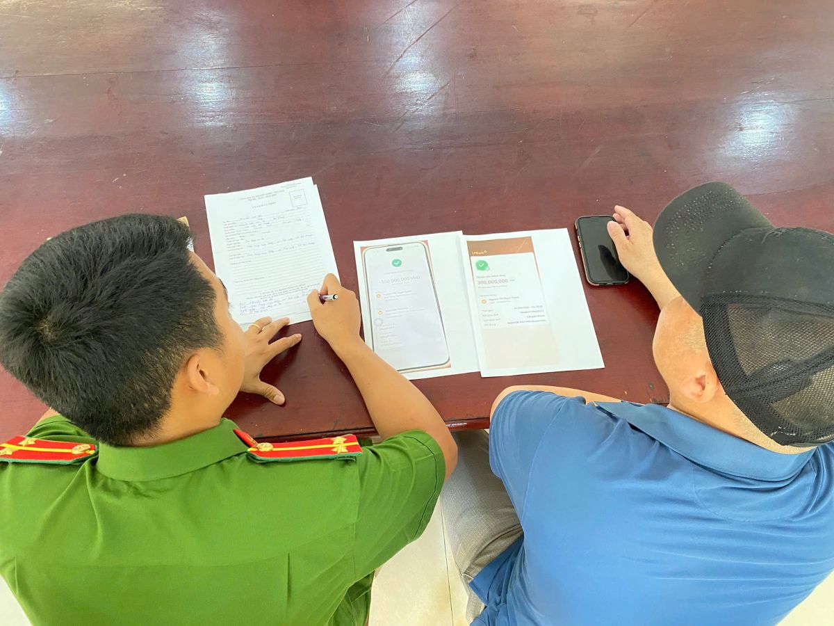 Hai Phong Police support people to return 300 million VND mistakenly transferred