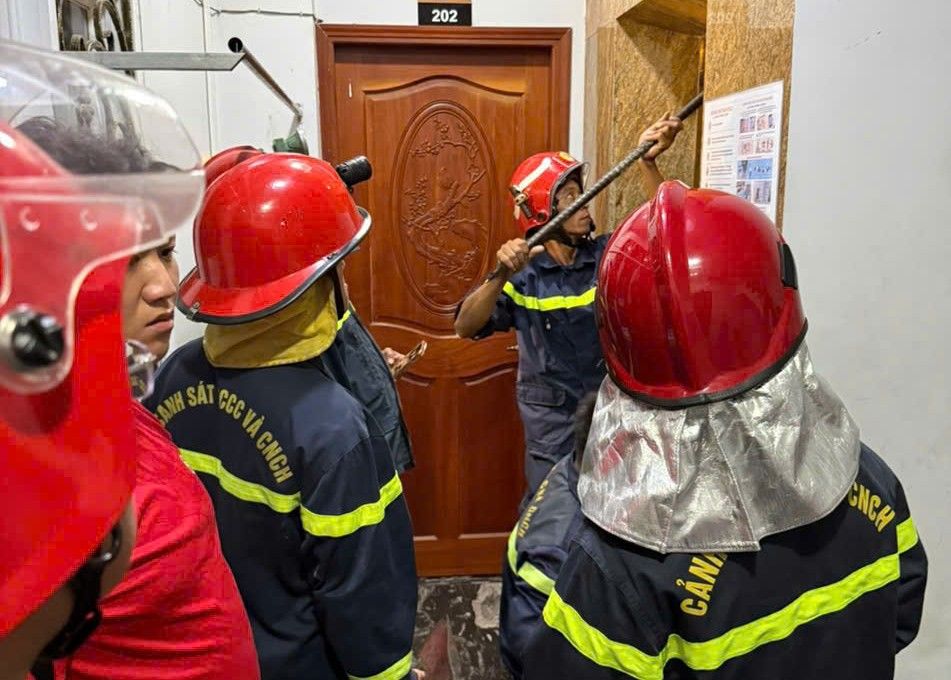 Elevator encounters problem, 6 firefighters and officers promptly rescue trapped people