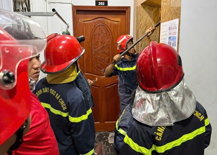 Fire and Rescue Police (Ho Chi Minh City Police) rescue people trapped in elevators. Photo: PC07