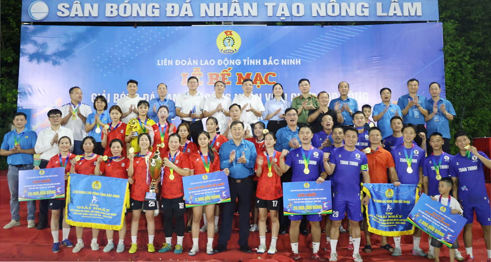 Awarding prizes to excellent teams at the Male and Female Workers Football Tournament