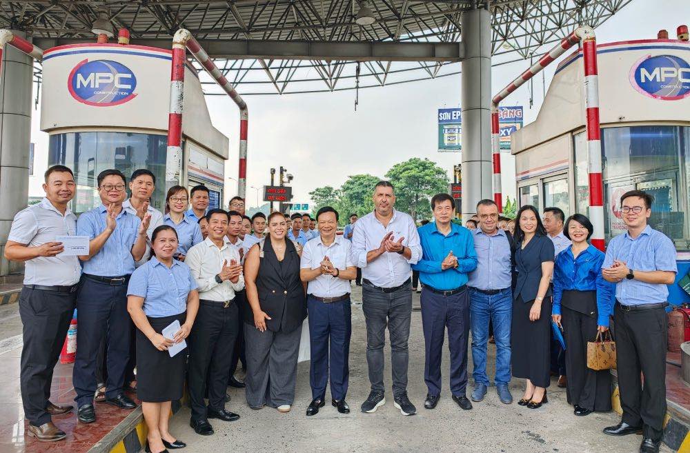 Đoàn công tác đến tham quan, tìm hiểu thực tế tại Trạm thu phí cao tốc Pháp Vân – Cầu Giẽ. Ảnh: Công đoàn Xây dựng Việt Nam