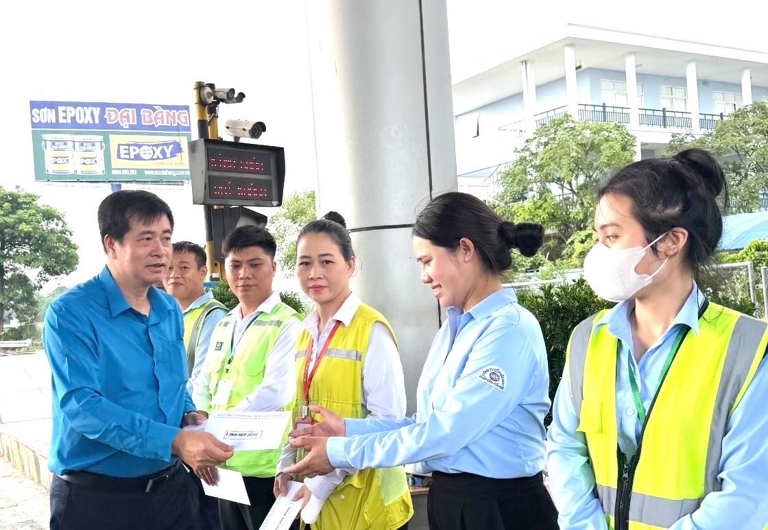 Vietnam Construction Trade Union presents gifts to workers