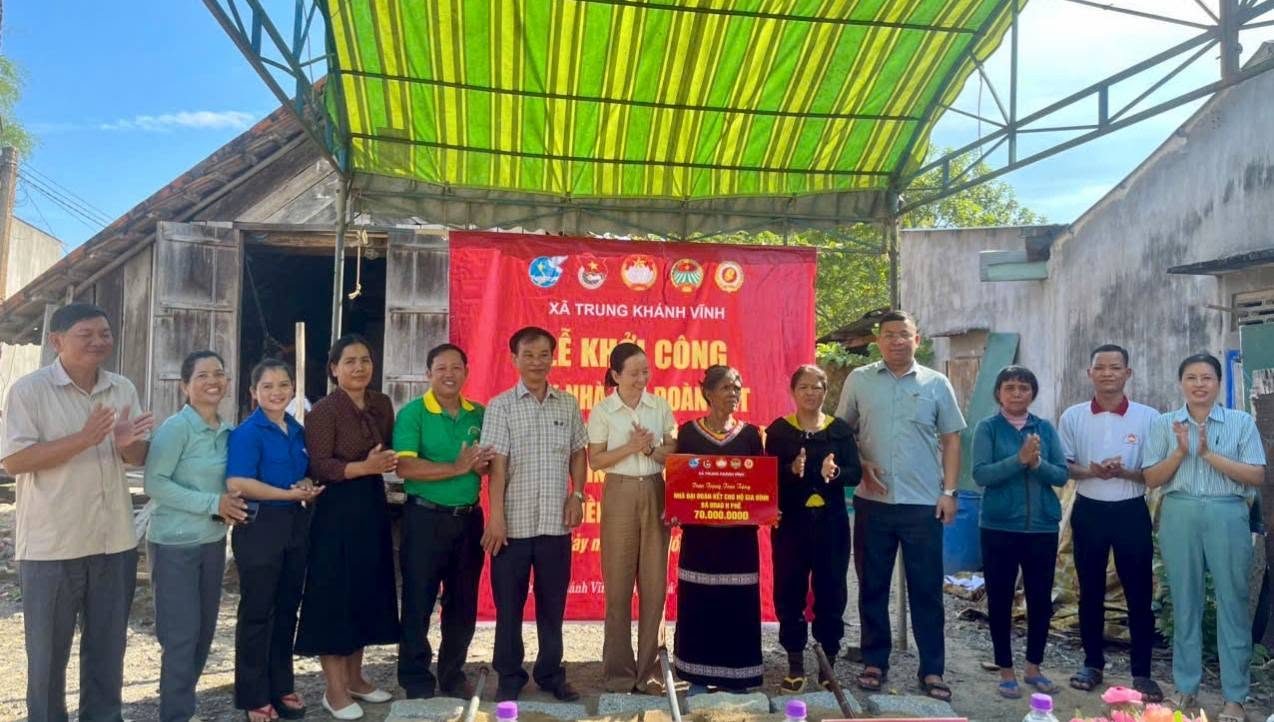 Commencement of construction of Great Solidarity House for poor households in Trung Khanh Vinh