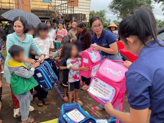 Trade union coordinates to give gifts to disadvantaged students. Photo: Pleiku Trade Union