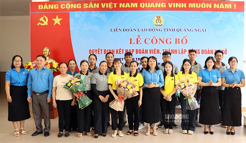  Bà Nguyễn Thị Việt Hiển - Phó Chủ tịch Liên đoàn Lao động tỉnh Quảng Ngãi trao quà cho đoàn viên. Ảnh: Quốc Chinh