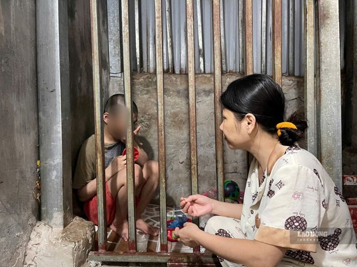 To ensure the safety of their child, Ms. Phuong's family had to make a fence in the house for Duy to be in it. Photo taken on September 7, 2026. Photo: Quynh Chi