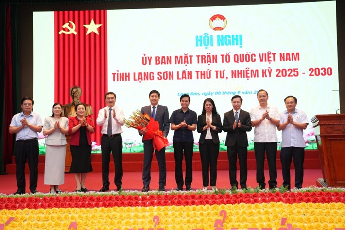 Leaders of the Provincial Party Committee, Standing Committee of Lang Son Provincial Party Committee congratulate the new Chairman of the Provincial Vietnam Fatherland Front Committee. Photo: Quoc Dat
