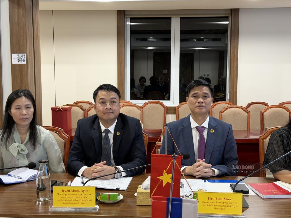 Phó Chủ tịch Thường trực Tổng LĐLĐVN Ngọ Duy Hiểu (ngoài cùng bên phải) tại buổi Hội đàm. Ảnh: Kiều Vũ