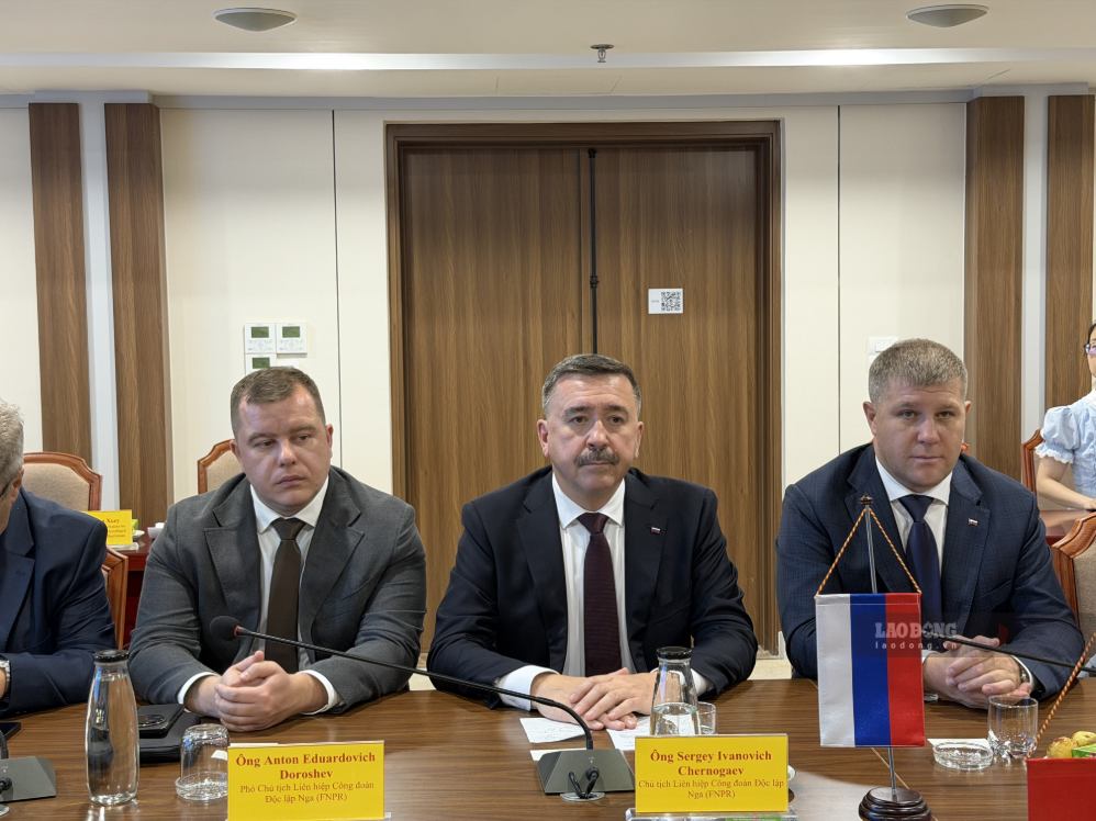 Ông Sergey Ivanovich Chernogaev - Chủ tịch FNPR (ngồi giữa) tại Hội đàm. Ảnh: Kiều Vũ