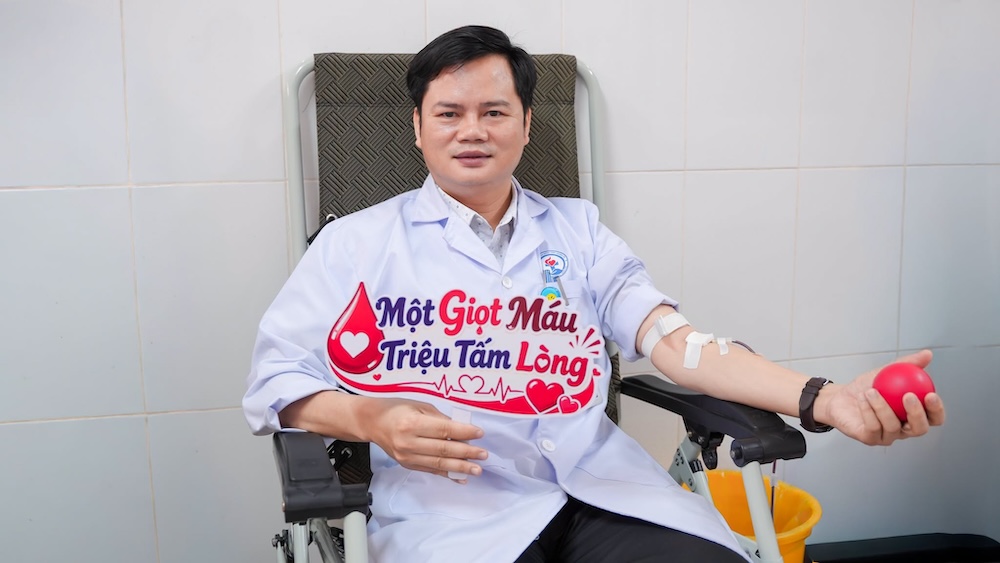 Laborers of Quang Tri Provincial General Hospital donate blood together