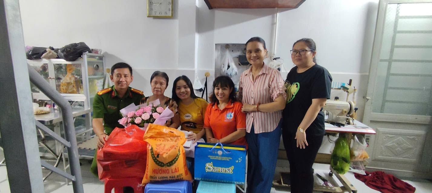 Cảm ơn tấm lòng tử tế của bà Mùi Công an phường Hiệp Bình đã phối hợp cùng Tổ công tác 3 trong 1 Khu phố 41 và chị Trần Thị Thùy Vân đến tận nhà thăm hỏi, trao tặng 10 triệu đồng cùng 10kg gạo. Ảnh: Công an phường Hiệp Bình