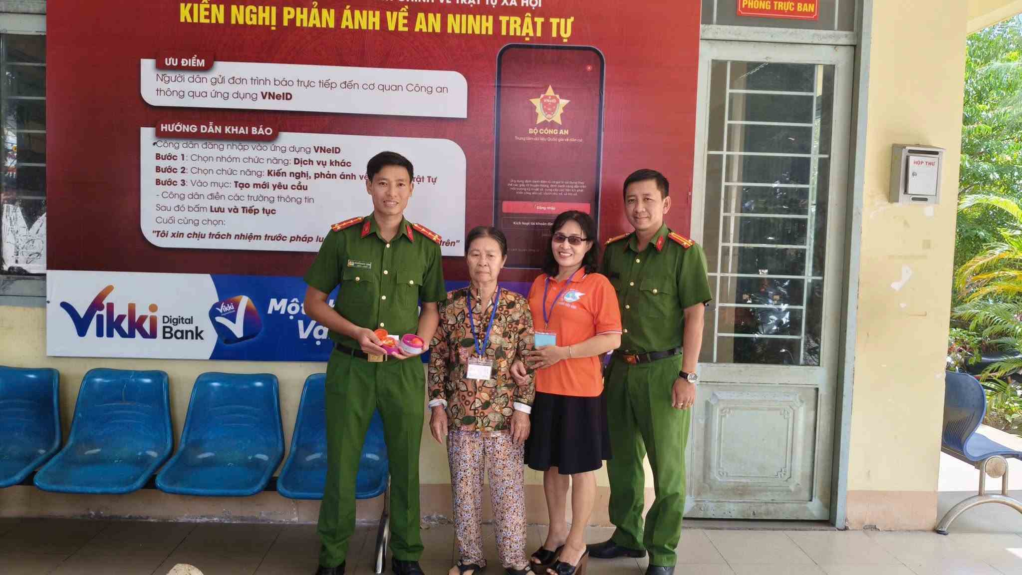 Old woman picking up scrap in Ho Chi Minh City returns gold bag to person who mistakenly threw it in the trash