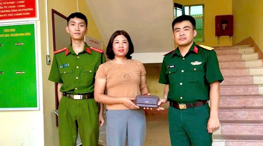 Major picks up wallet, finds lost person to return it