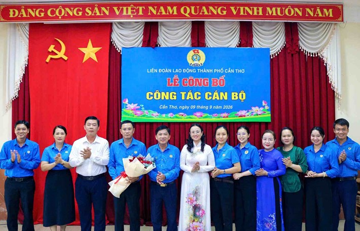 Mr. Le Van Chon (holding flowers) was appointed Director of Can Tho Trade and Tourism Co., Ltd. Photo: Provided by Can Tho City Labor Federation
