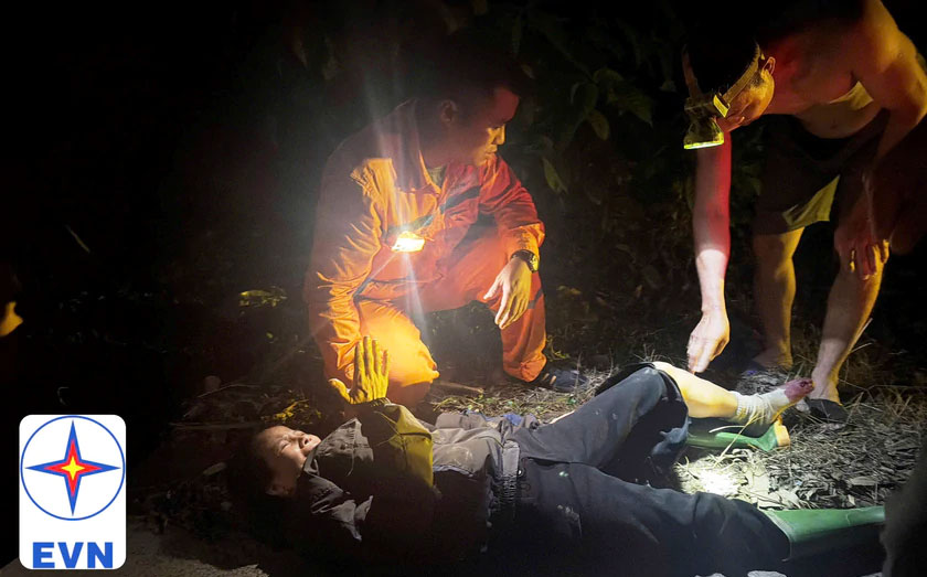 On the way home after work, two electricity workers stopped their vehicles to rescue people