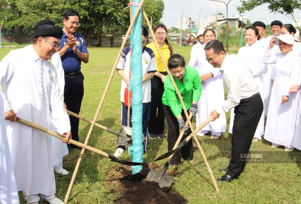 Các đại biểu tham gia trồng cây. Ảnh: Thanh Chân