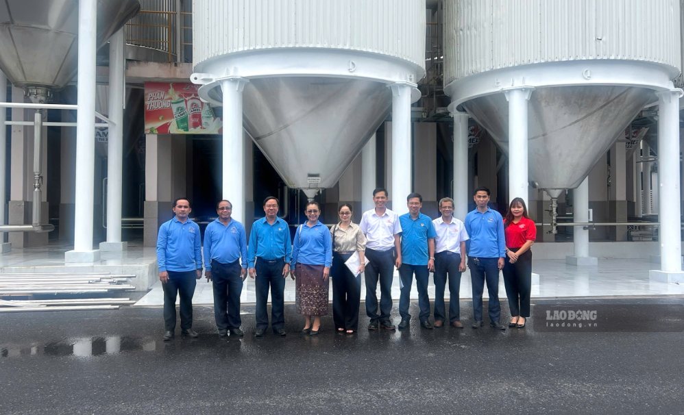 Công đoàn tỉnh Quảng Trị và đoàn đại biểu Liên hiệp Công đoàn tỉnh Khăm Muội thăm Công ty Cổ phần Bia Quốc tế TTC vào ngày 9.9. Ảnh: Hưng Thơ