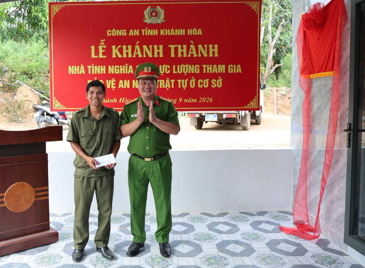 Two members of grassroots security and order forces are supported with 400 million VND to build houses