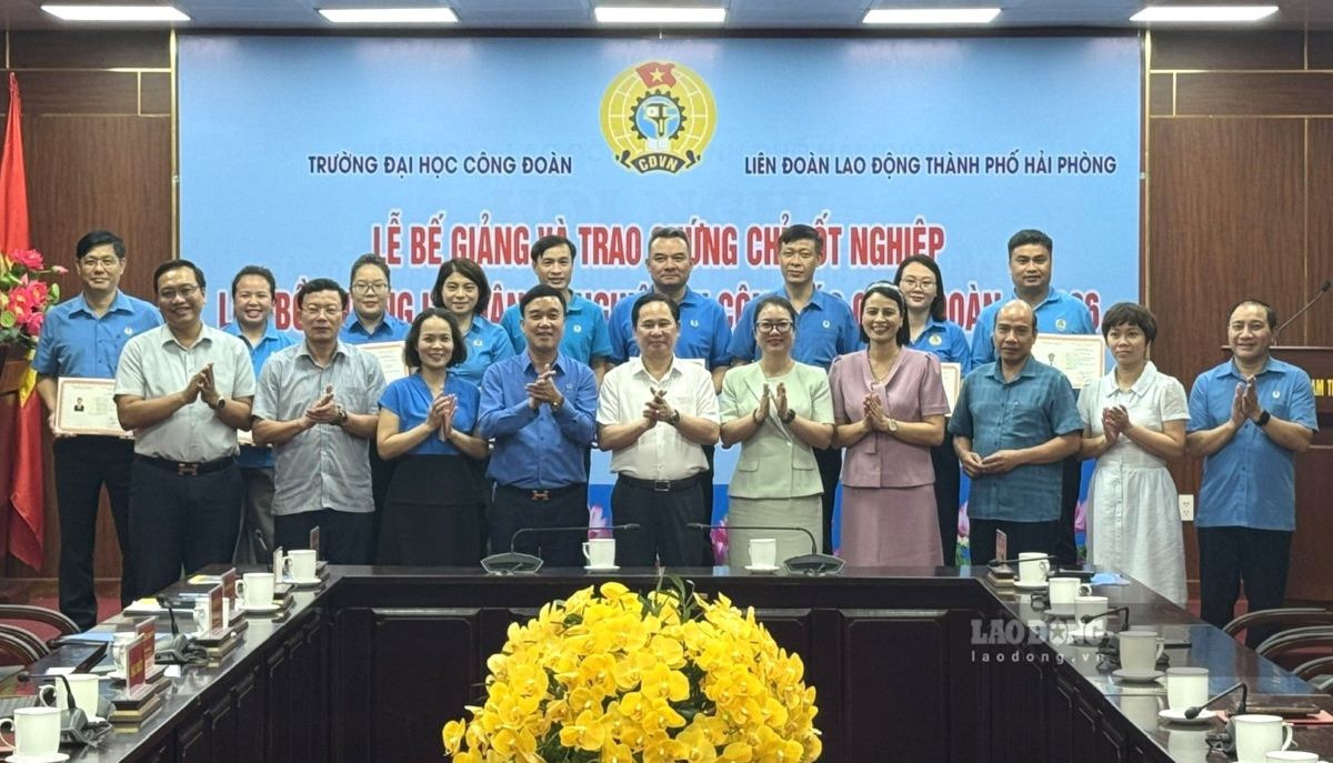 45 Hai Phong City trade union officials complete theoretical and professional courses